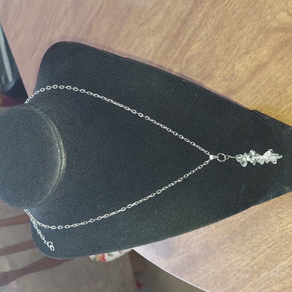Chic Silver Necklace with Dazzling Pendant